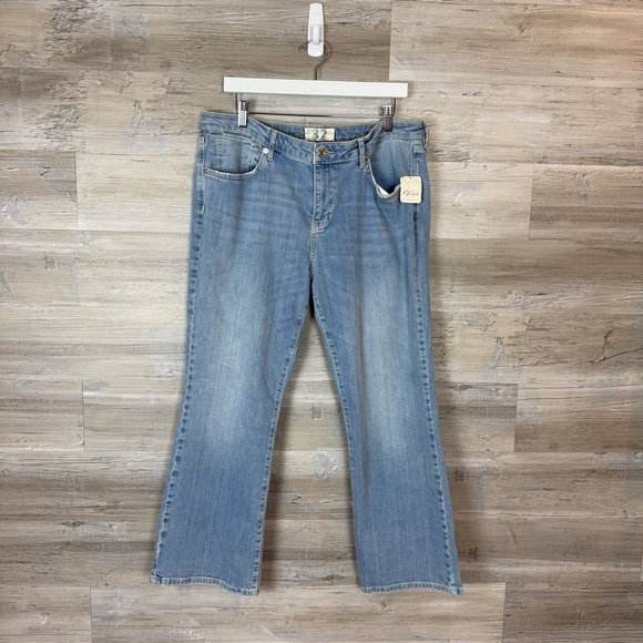 Free People We The Free Liv Crop Flare Jeans in Etna Blue - Size 32 - Picture 6 of 6